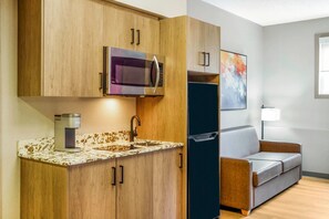 Bureau, rideaux occultants, fer et planche à repasser