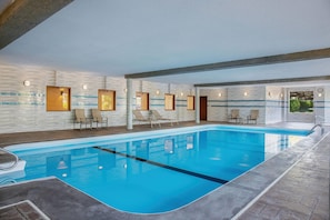 Indoor pool - Days Inn & Suites by Wyndham West Edmonton (Edmonton)
