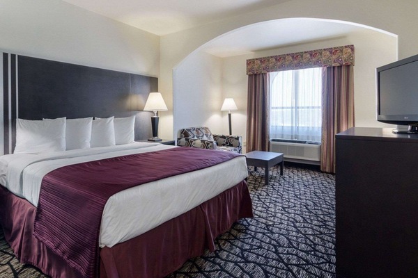 Suite, 1 King Bed, Non Smoking | Desk, soundproofing, iron/ironing board, free cribs/infant beds