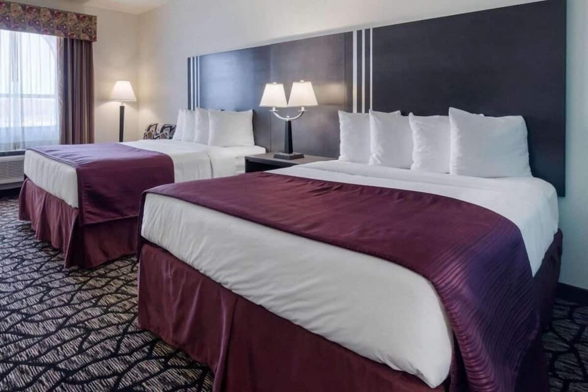 Escritorio, sistema de insonorización y tabla de planchar con plancha