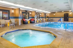 Una piscina cubierta, una piscina al aire libre