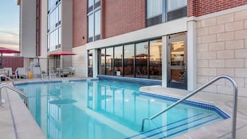 Una piscina techada, una piscina al aire libre
