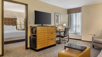 Escritorio, cortinas blackout y tabla de planchar con plancha