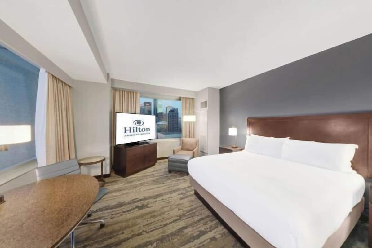 1 bedroom, Egyptian cotton sheets, premium bedding, down comforters