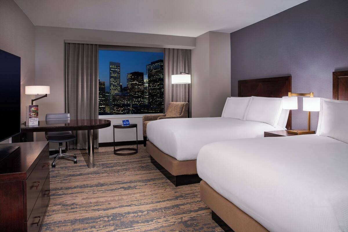 1 bedroom, Egyptian cotton sheets, premium bedding, down comforters