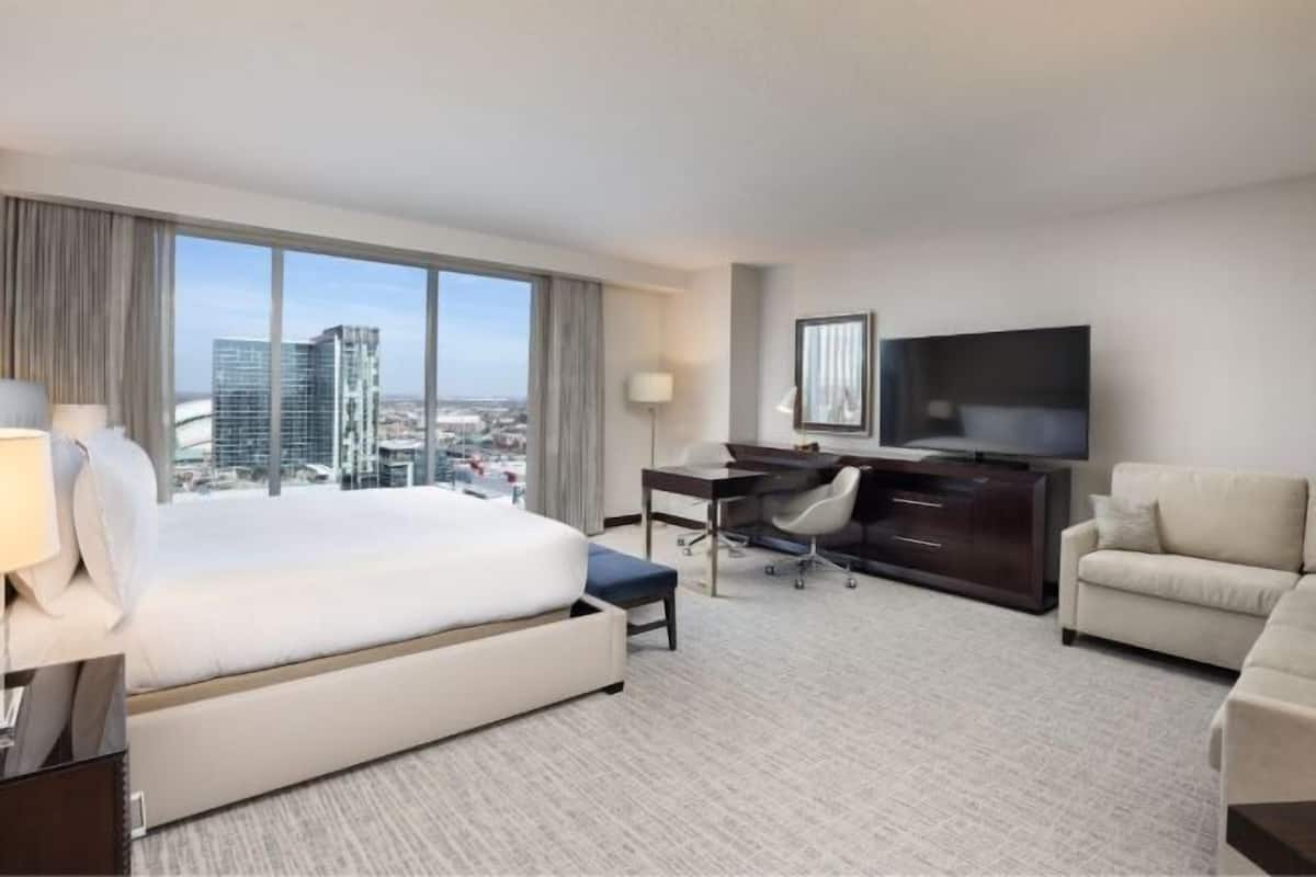 1 bedroom, Egyptian cotton sheets, premium bedding, down comforters