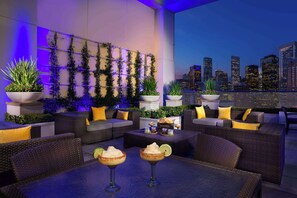 2 bars/lounges, rooftop bar