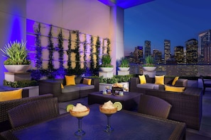 3 Bars/Lounges