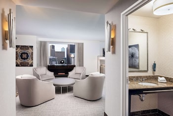 Room, 1 King Bed | Bathroom | Free toiletries, hair dryer, towels, soap at Hilton Americas-Houston