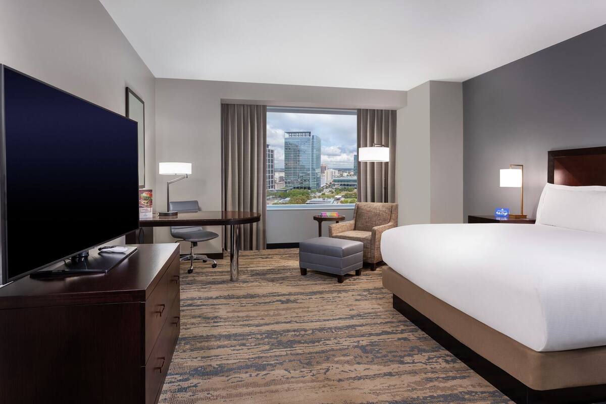 1 bedroom, Egyptian cotton sheets, premium bedding, down comforters