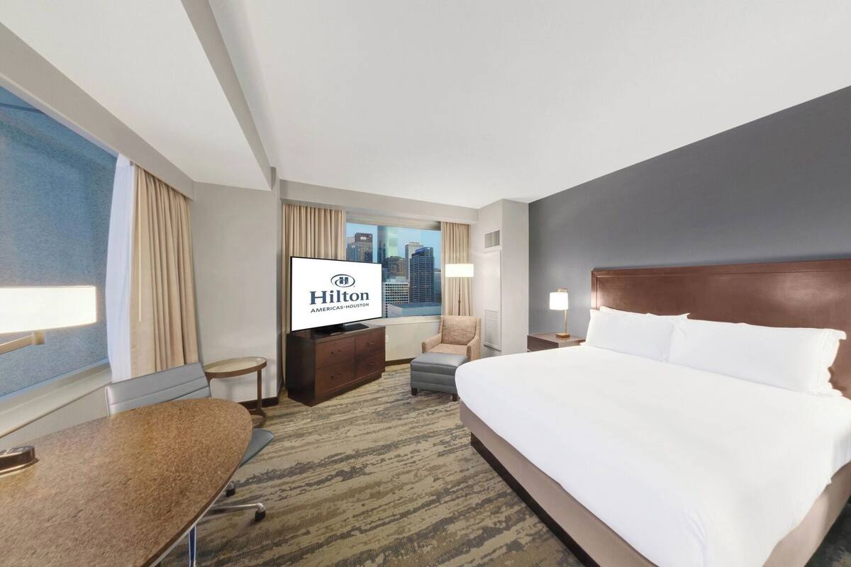 1 bedroom, Egyptian cotton sheets, premium bedding, down comforters