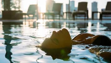 Innenpool, geöffnet von 06:00 Uhr bis 23:00 Uhr, Liegestühle