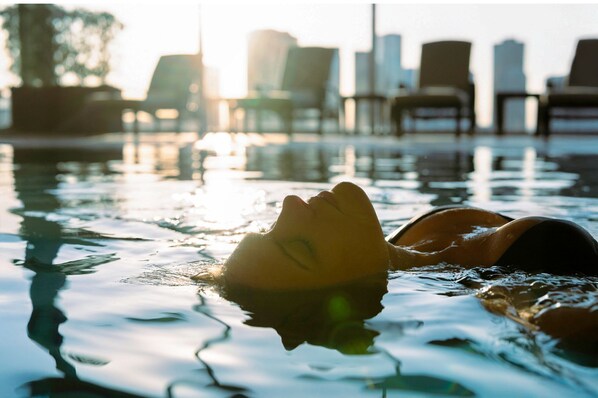 Piscine couverte, accès possible de 06 h 00 à 23 h 00, chaises longues