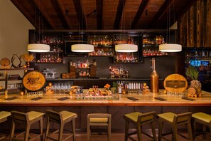 2 bares o lounges, bar junto a la alberca 