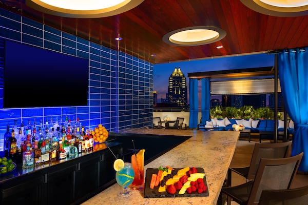 3 bars/lounges, rooftop bar