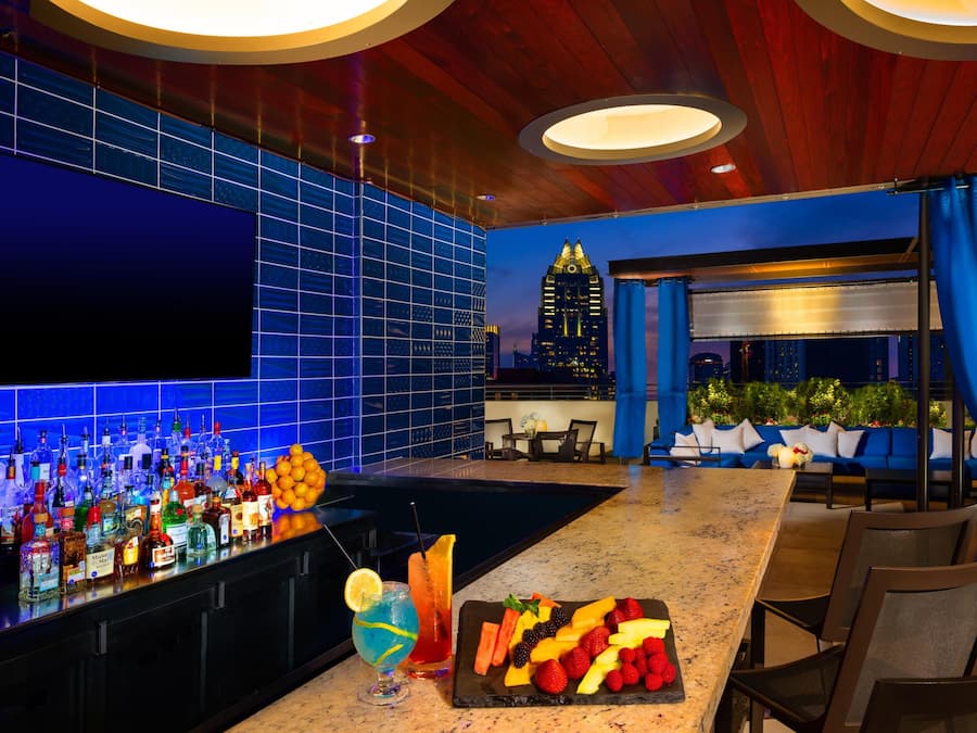 3 bars/lounges, rooftop bar