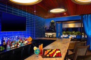 3 quầy bar/khu lounge, bar ở tầng thượng 