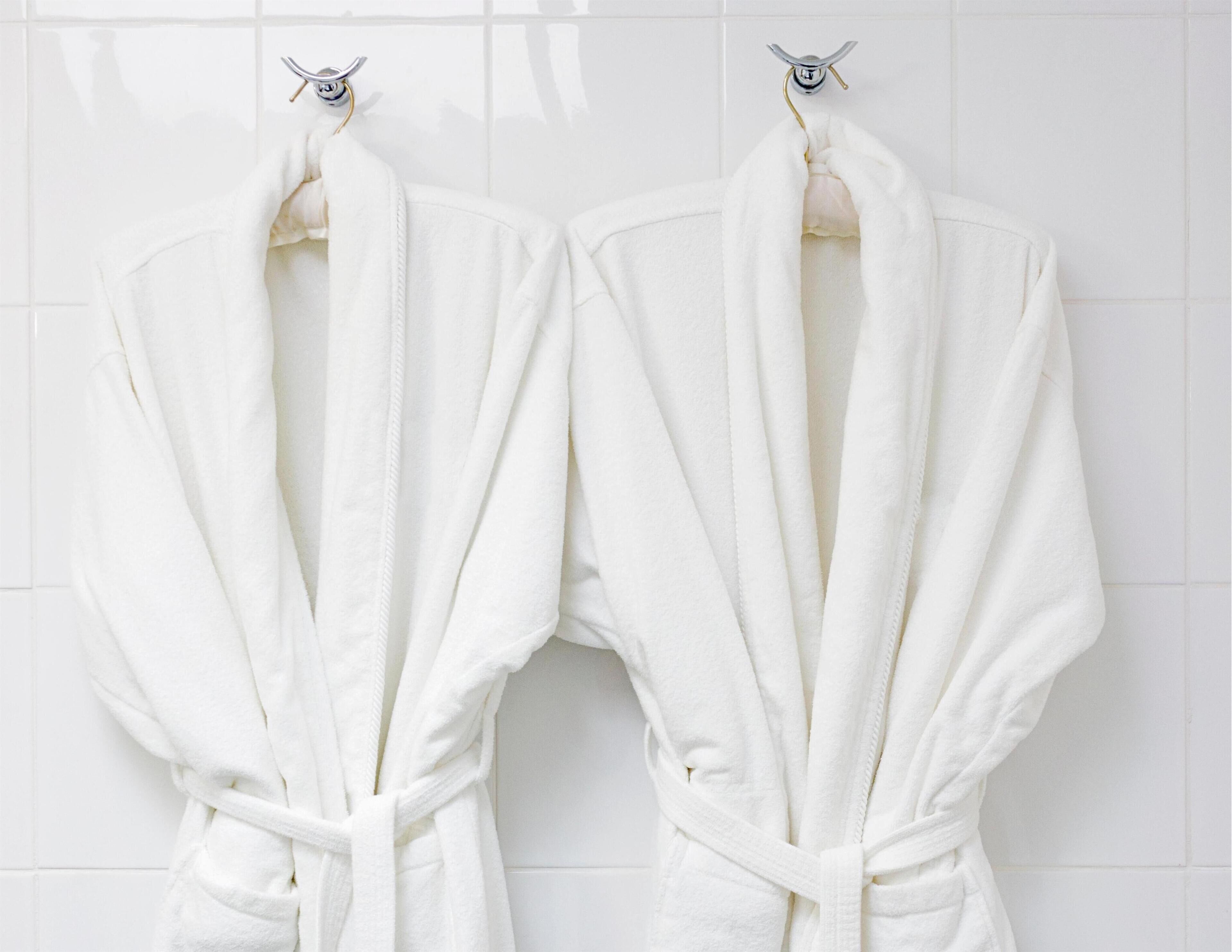 Combined shower/tub, free toiletries, hair dryer, towels