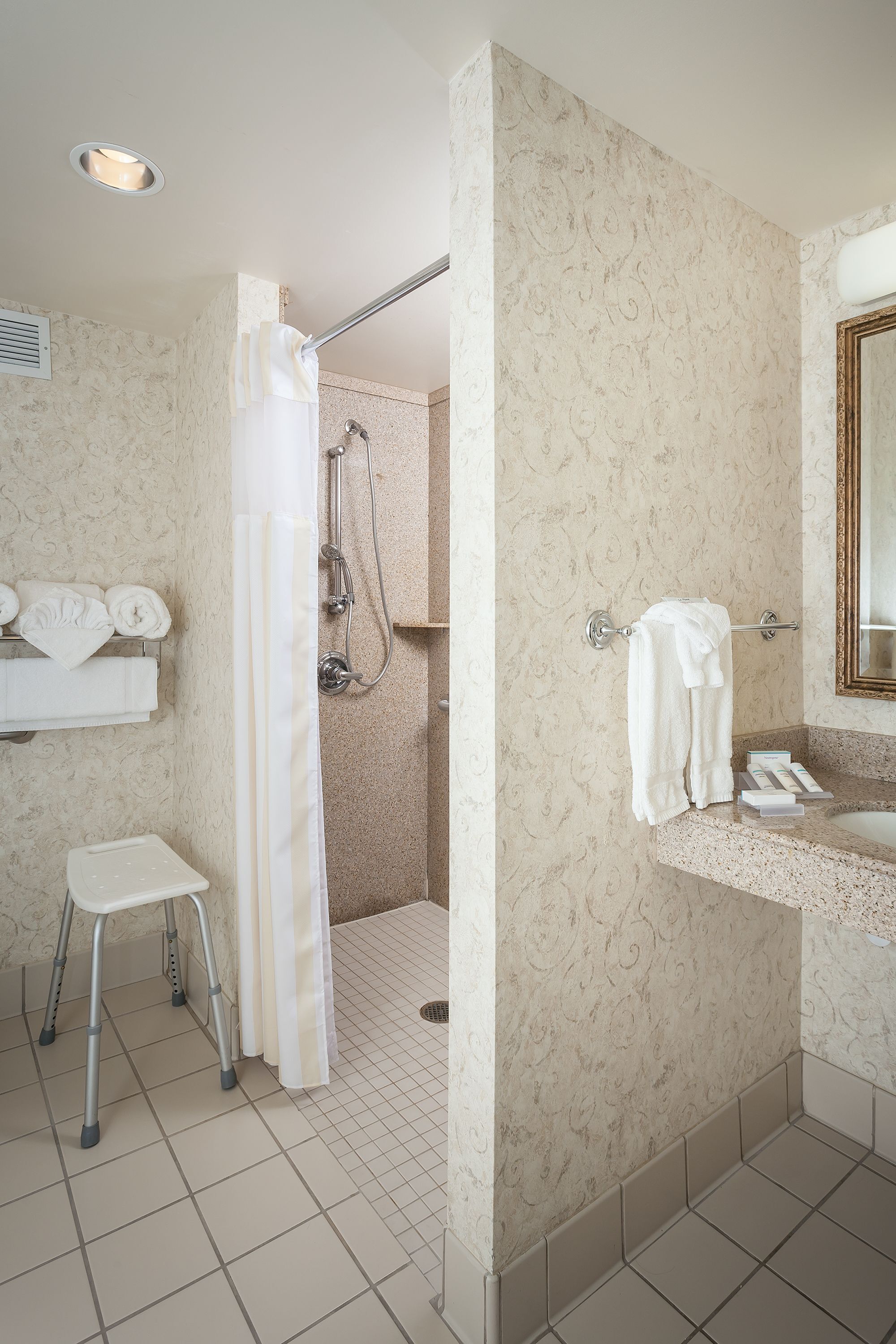 Salle de bain | Ensemble baignoire-douche, articles de toilette (gratuits)