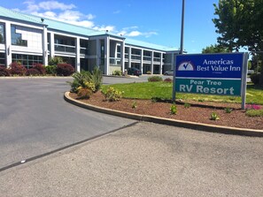 Property entrance - Americas Best Value Inn Phoenix Medford (Phoenix)