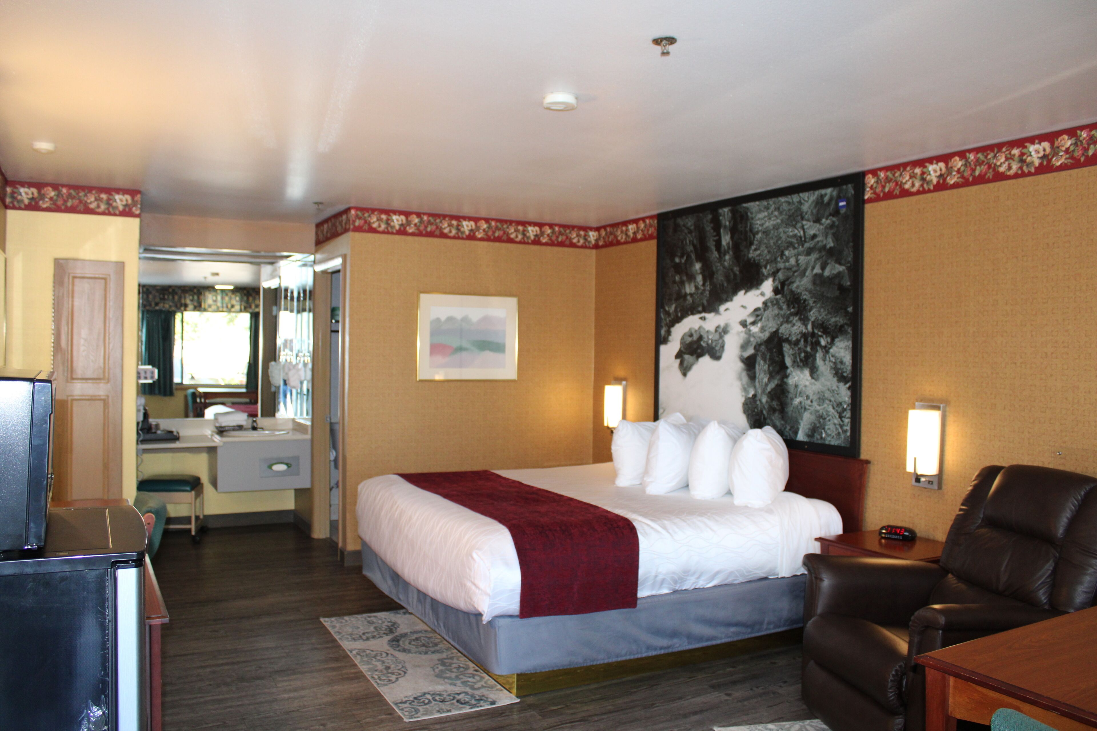 Room, 1 King Bed, Non Smoking | Desk, iron/ironing board, free WiFi, bed sheets