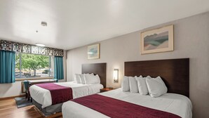 Habitación, 2 camas Queen size, para no fumadores | Escritorio, tabla de planchar con plancha, wifi gratis y ropa de cama 