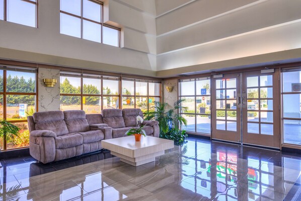Lobby sitting area - Americas Best Value Inn Phoenix Medford (Phoenix)