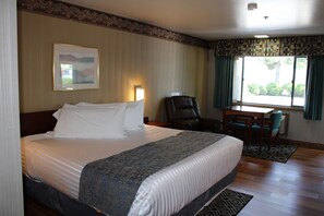 Desk, iron/ironing board, free WiFi, bed sheets - Americas Best Value Inn Phoenix Medford (Phoenix)