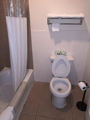 Combined shower/tub, deep soaking tub, hair dryer, towels - Scottish Inn & Suites (Houston)