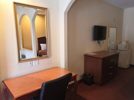 标准单人房, 无烟房 | 办公桌、熨斗/熨衣板、免费 WiFi、床单