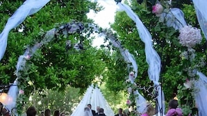 Outdoor wedding area - Hotel Léger Restaurant & Saloon (Mokelumne Hill)