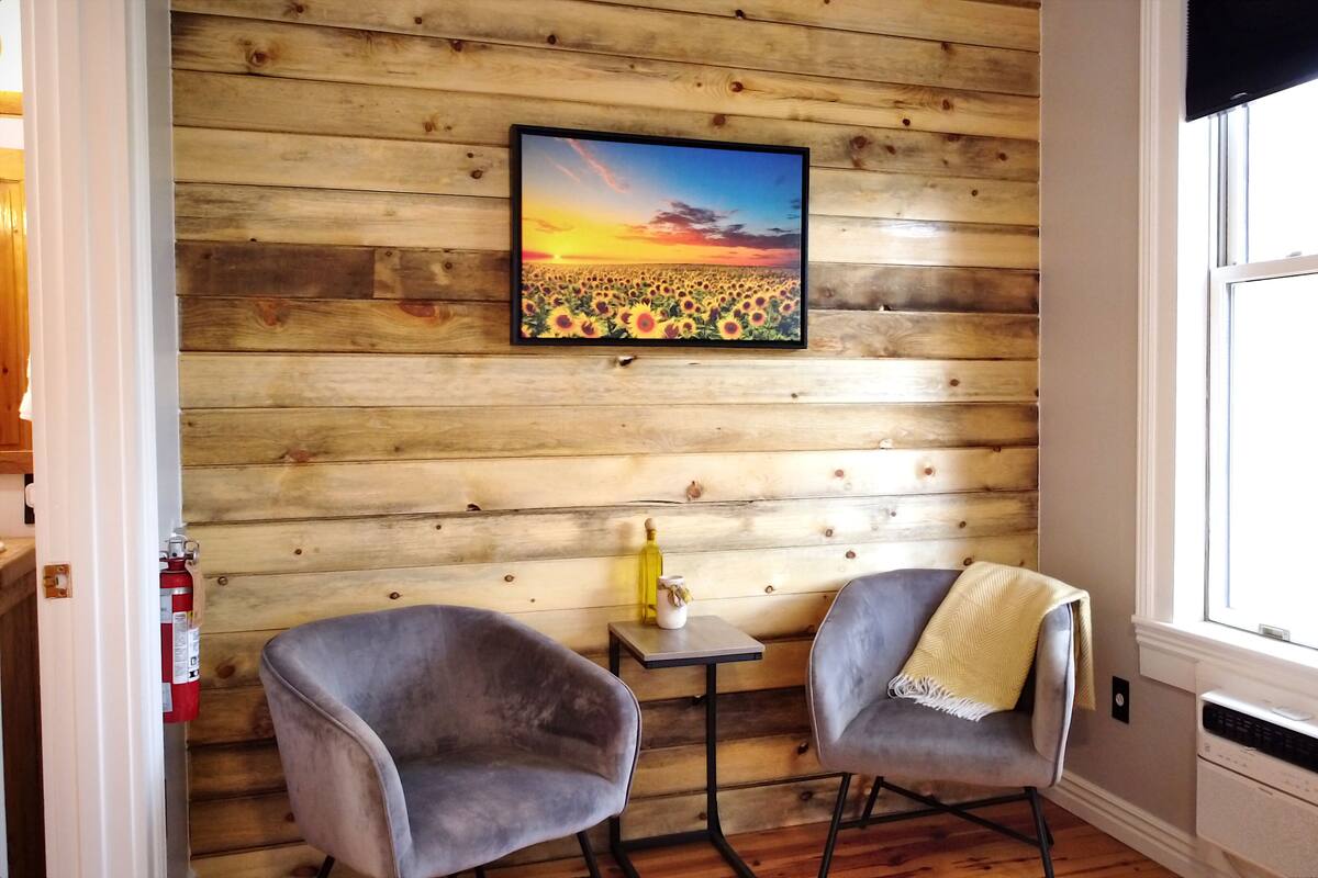 Suite 7 Sunflower Spot | 高档床上用品、免费 WiFi、特色装修、特色家居