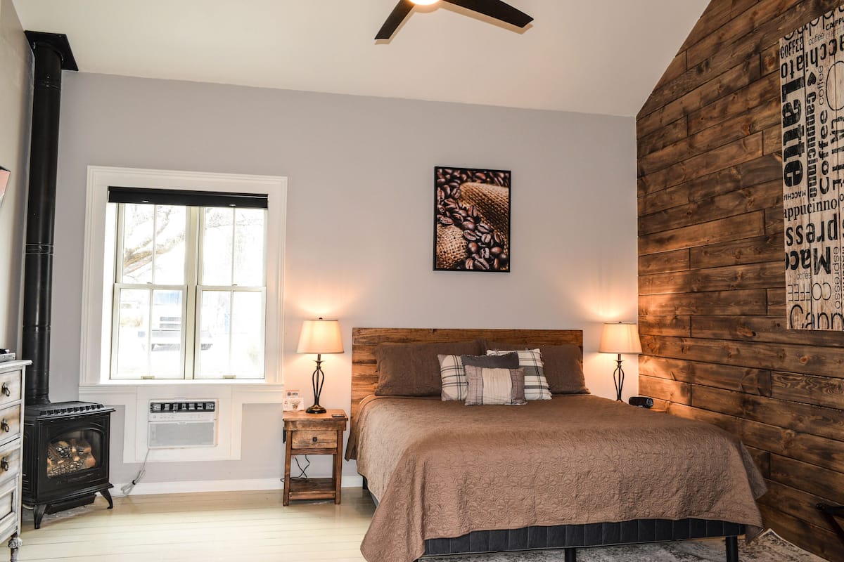 Suite 12 Coffee Cottage | Peralatan tempat tidur premium, dihias secara berasingan