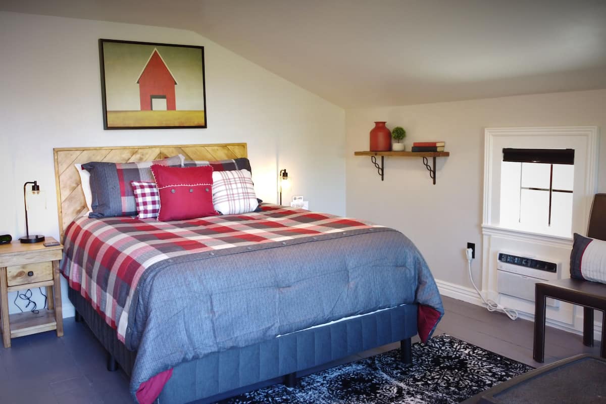 Suite 11 Red Roost | Peralatan tempat tidur premium, dihias secara berasingan