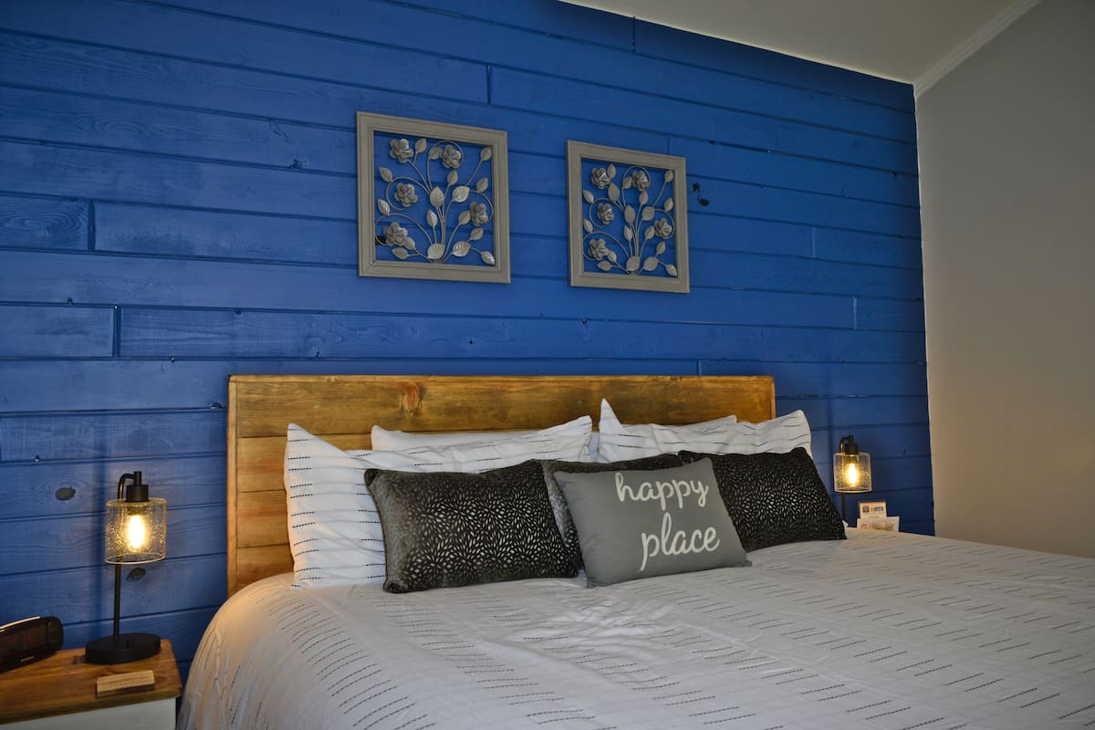 Suite 6 Blue Bungalow | Peralatan tempat tidur premium, dihias secara berasingan