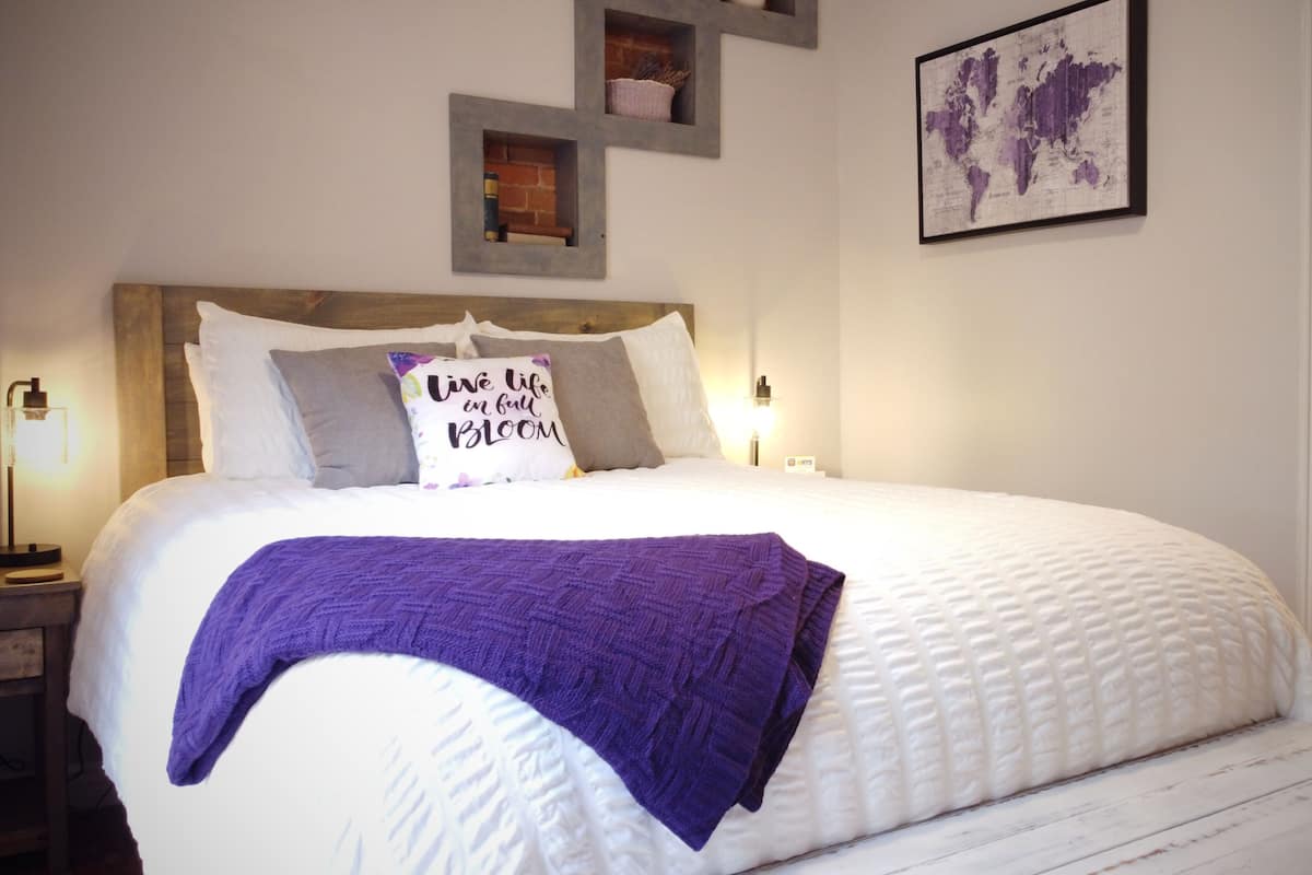 Suite 4 Violet Villa | Peralatan tempat tidur premium, dihias secara berasingan