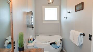 Suite 12 Coffee Cottage | Bathroom | Free toiletries, hair dryer, bathrobes, towels