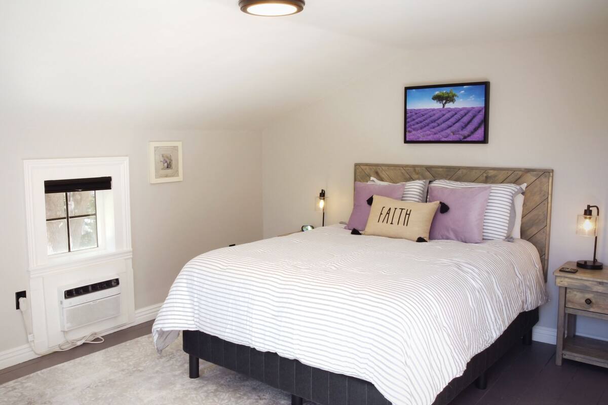 Suite 10 Lavender Loft | 高档床上用品、免费 WiFi、特色装修、特色家居