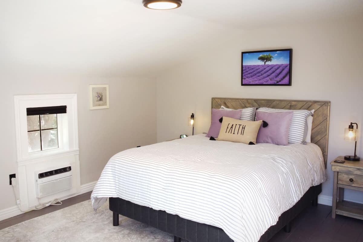 Suite 10 Lavender Loft | Peralatan tempat tidur premium, dihias secara berasingan