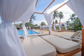 3 piscines extérieures, parasols de plage, chaises longues