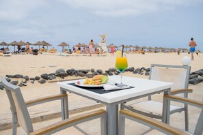 3 bares/lounges, bar molhado, bar ao lado da piscina, bar na praia 
