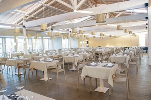 3 restaurantes, com serviço de café da manhã e almoço; culinária local