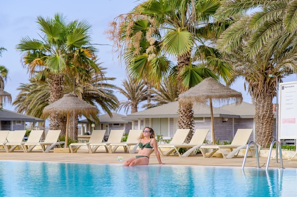 3 buitenzwembaden, parasols voor strand/zwembad