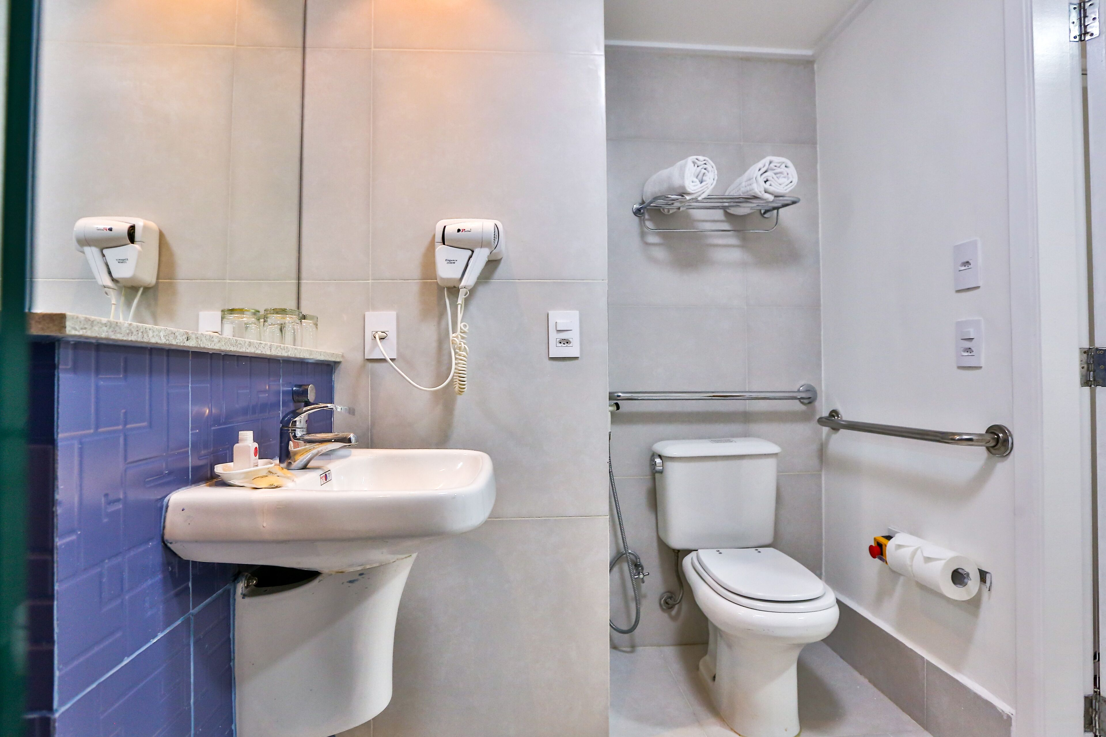 executivo twin semi adaptado | bathroom | shower, rainfall showerhead, free toiletries, towels