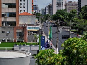 Um edifício moderno com telhado plano e janelas amplas.