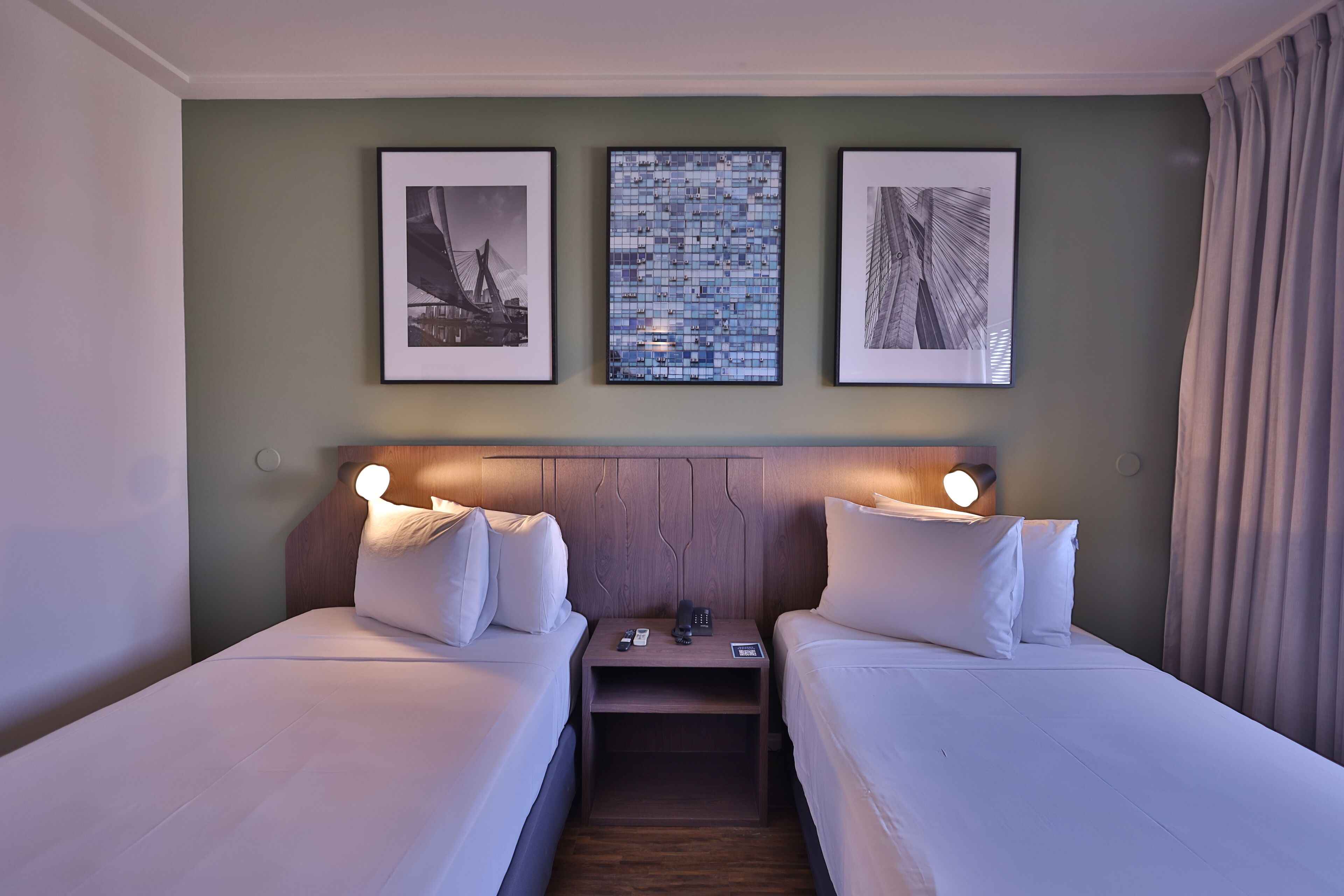 Tomannsrom – deluxe | Minibar, safe på rommet, skrivebord og skrivebord for bærbar PC