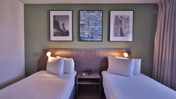 Habitación Deluxe con 2 camas individuales | Minibar, caja de seguridad en la habitación y escritorio