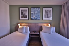 Tomannsrom – deluxe | Minibar, safe på rommet, skrivebord og skrivebord for bærbar PC