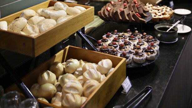 Een buffet met diverse gebakjes en desserts.