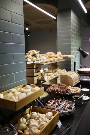 Daily buffet breakfast for a fee. Transamerica Executive Nova Paulista